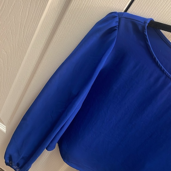 Blue blouse sheer arms with a cut on back - Picture 3 of 3